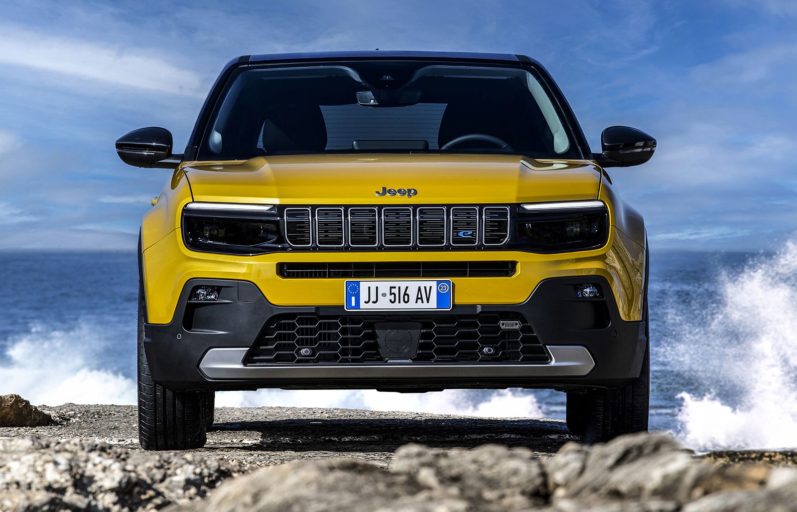 Jeep Avenger amarillo de frente.