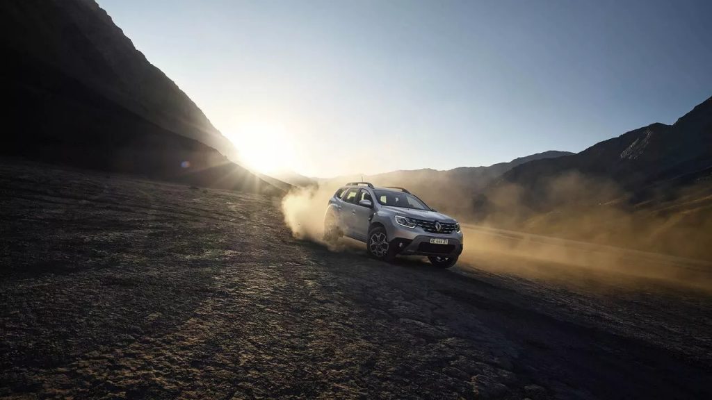 Renault Duster caminando en terreno de tierra.