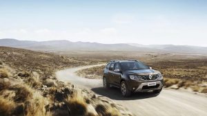 Renault Duster en camino de tierra.