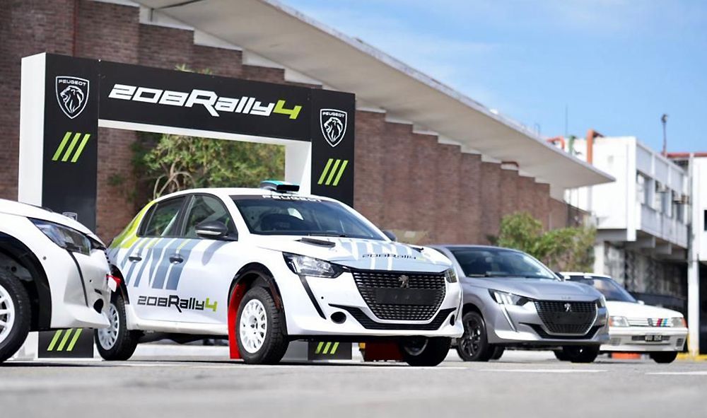 Peugeot 208 Rally4 exhibido en stand.