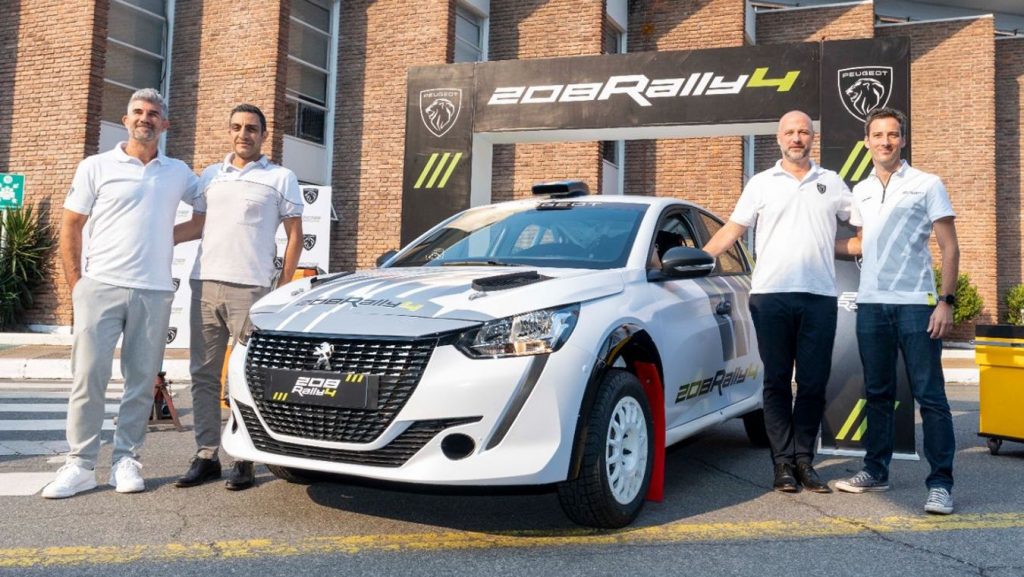 Equipo de Peugeot al lado del nuevo 208 Rally4.