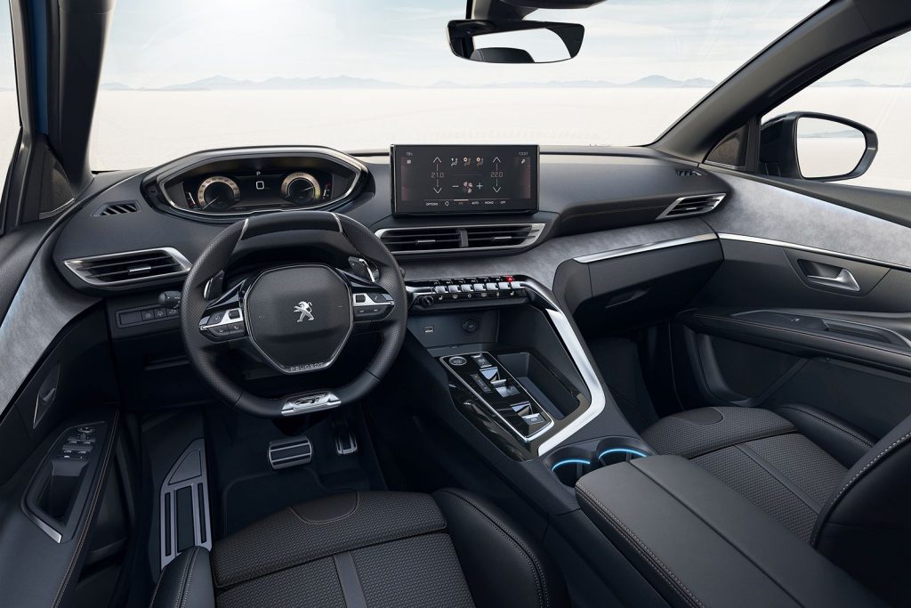 Interior de auto de Peugeot con tecnología Hybrid 48V