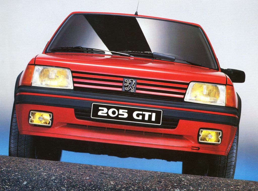 Peugeot 205 GTI vista desde abajo.