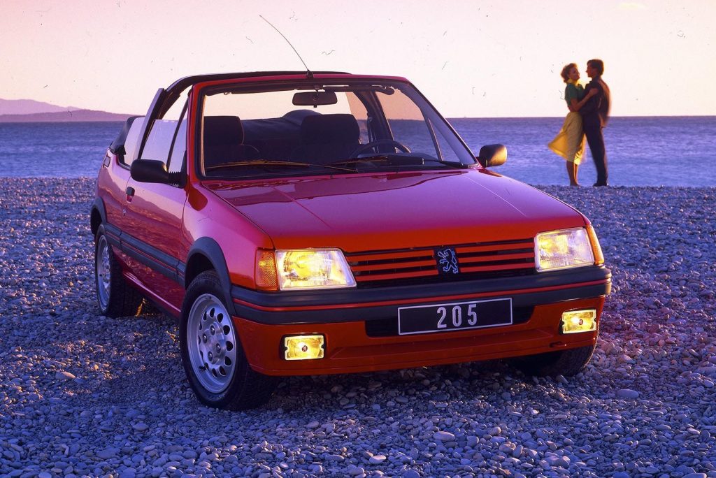 Peugeot 205 de frente con luces encendidas.