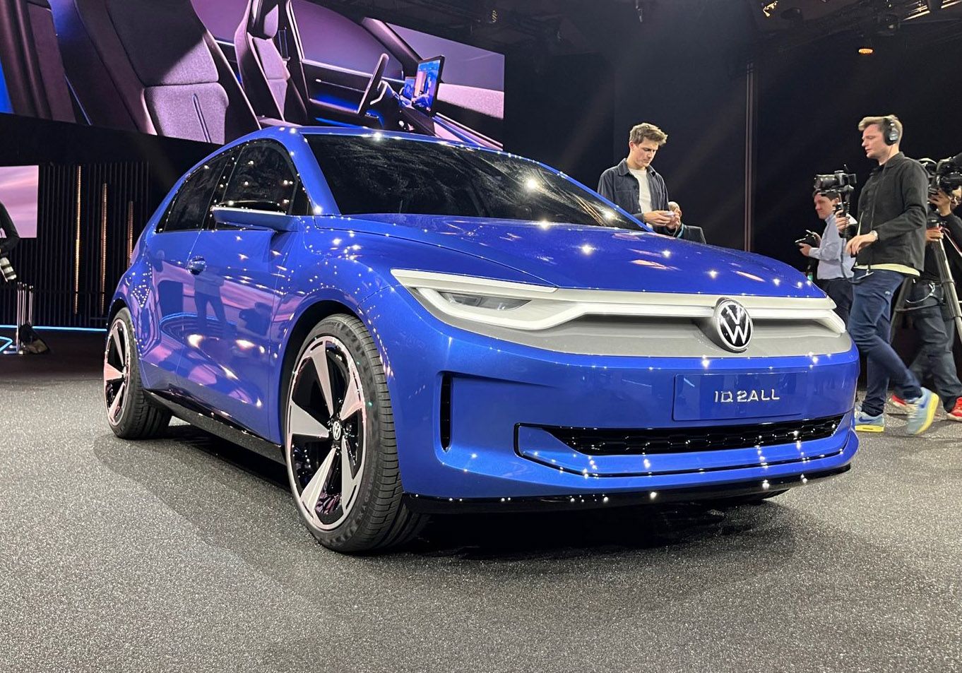 Volkswagen ID. 2all exhibido de frente en evento de presentación