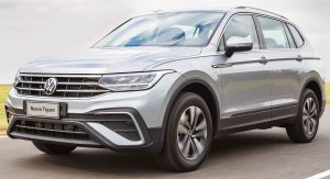 Tiguan Allspace exhibido de frente y perfil izquierdo.