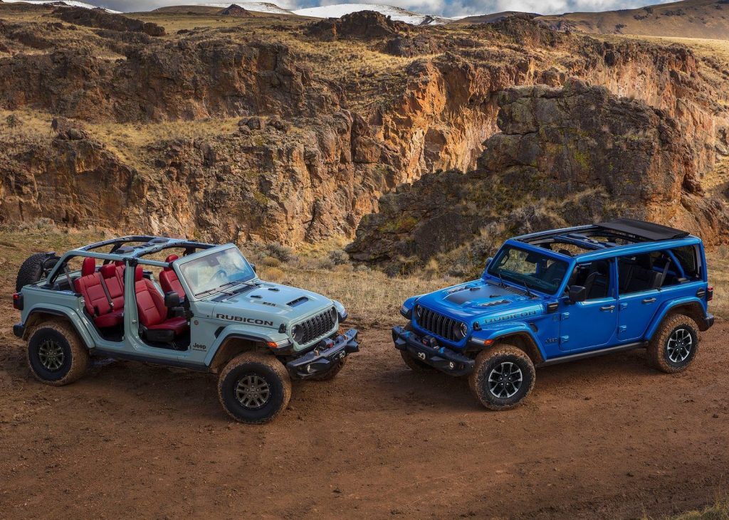 dos Jeep Wrangler enfrentados en camino de tierra