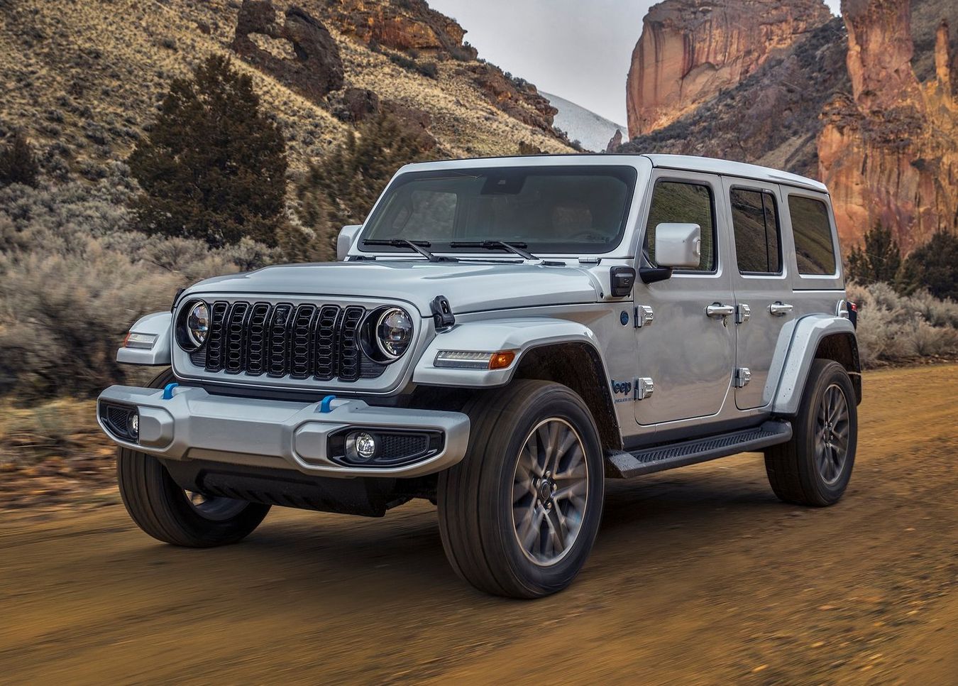 nuevo Jeep Wrangler de frente y perfile en terreno off road