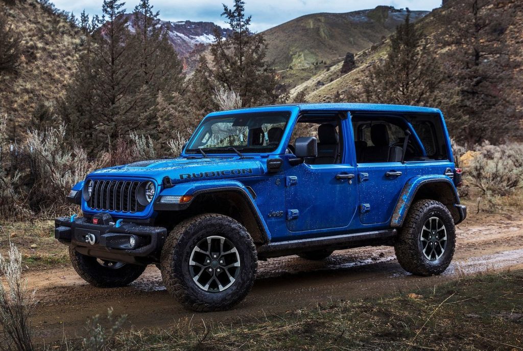 Jeep Wrangler de perfil en bosque