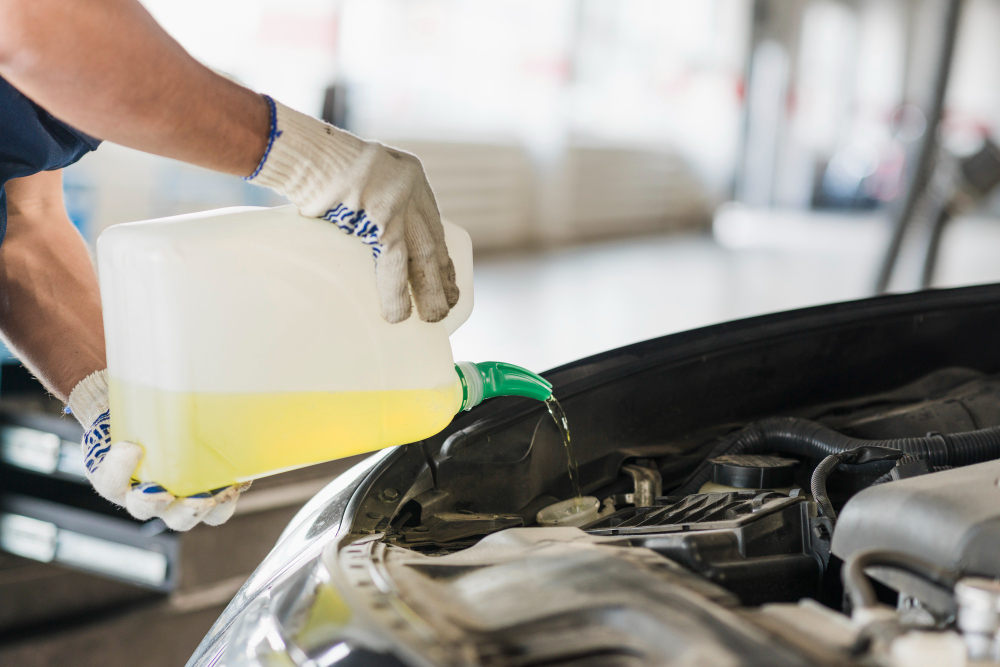  cómo cuidar tu auto los meses de calor con liquido refrigerante