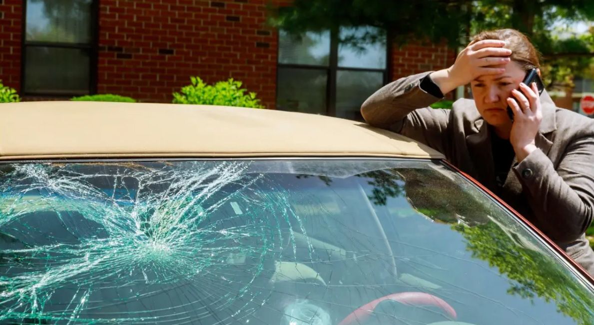 qué hacer ante una rajadura en el parabrisas del auto