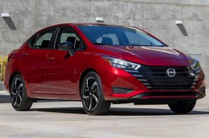 nuevo Nissan Versa SR en color rojo