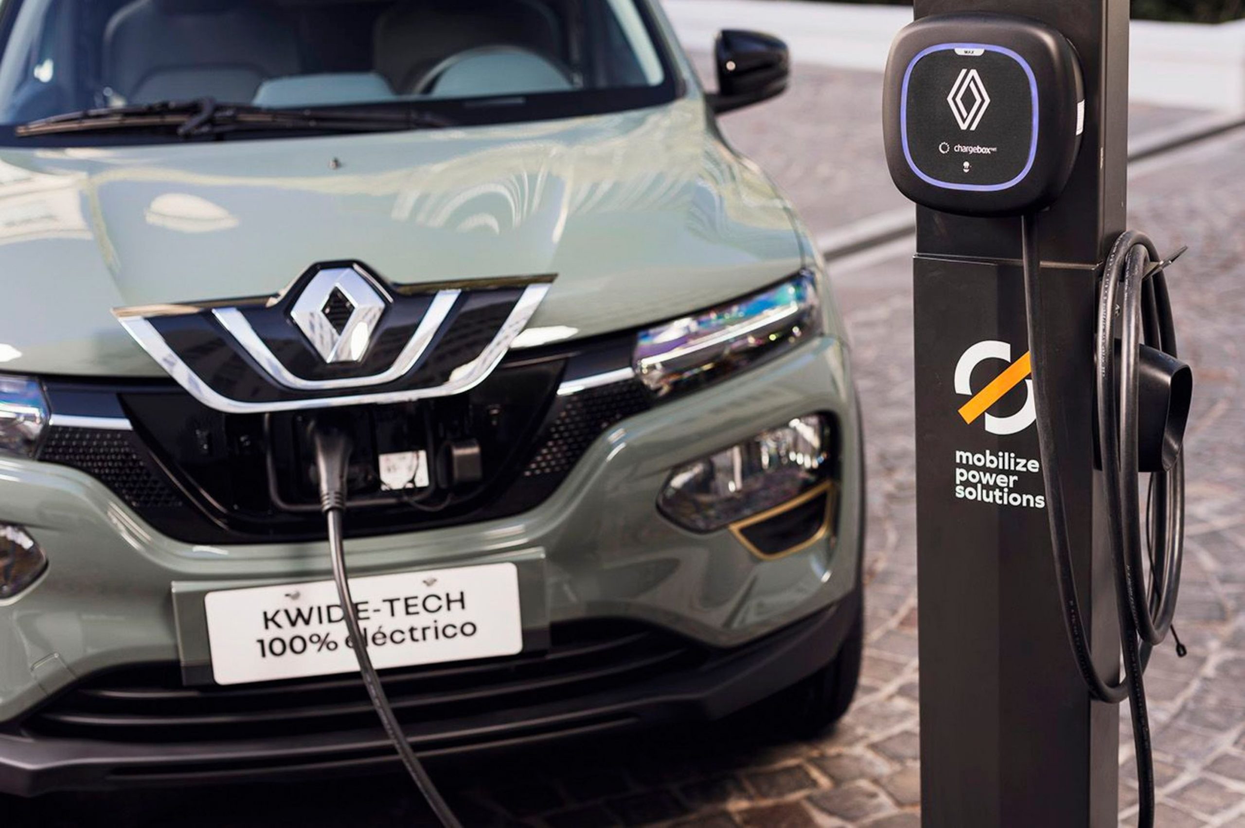 una Renault Kwid E-Tech cargando baterias