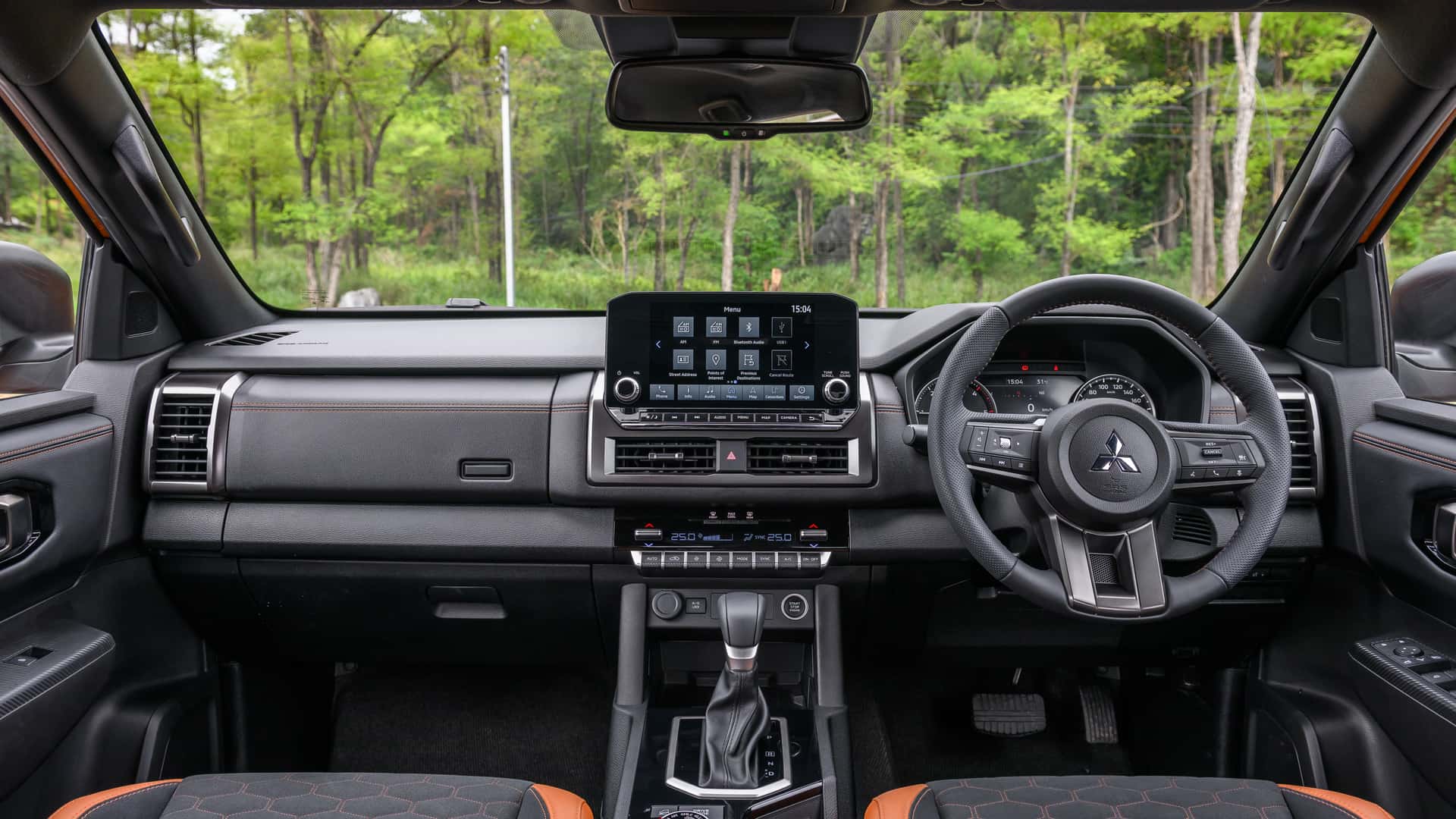 interior de camioneta Mitsubishi