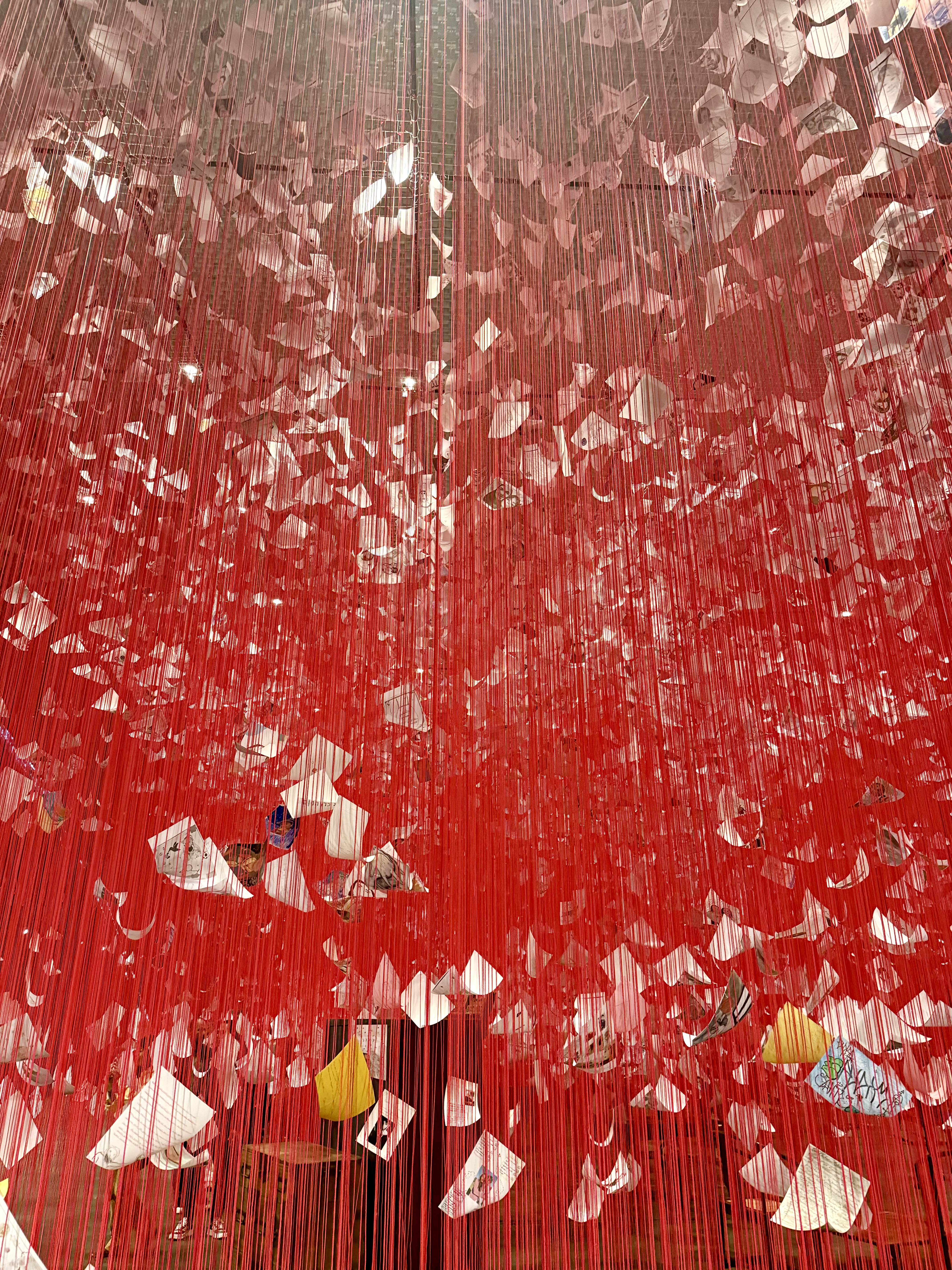Instalação de Chiharu Shiota