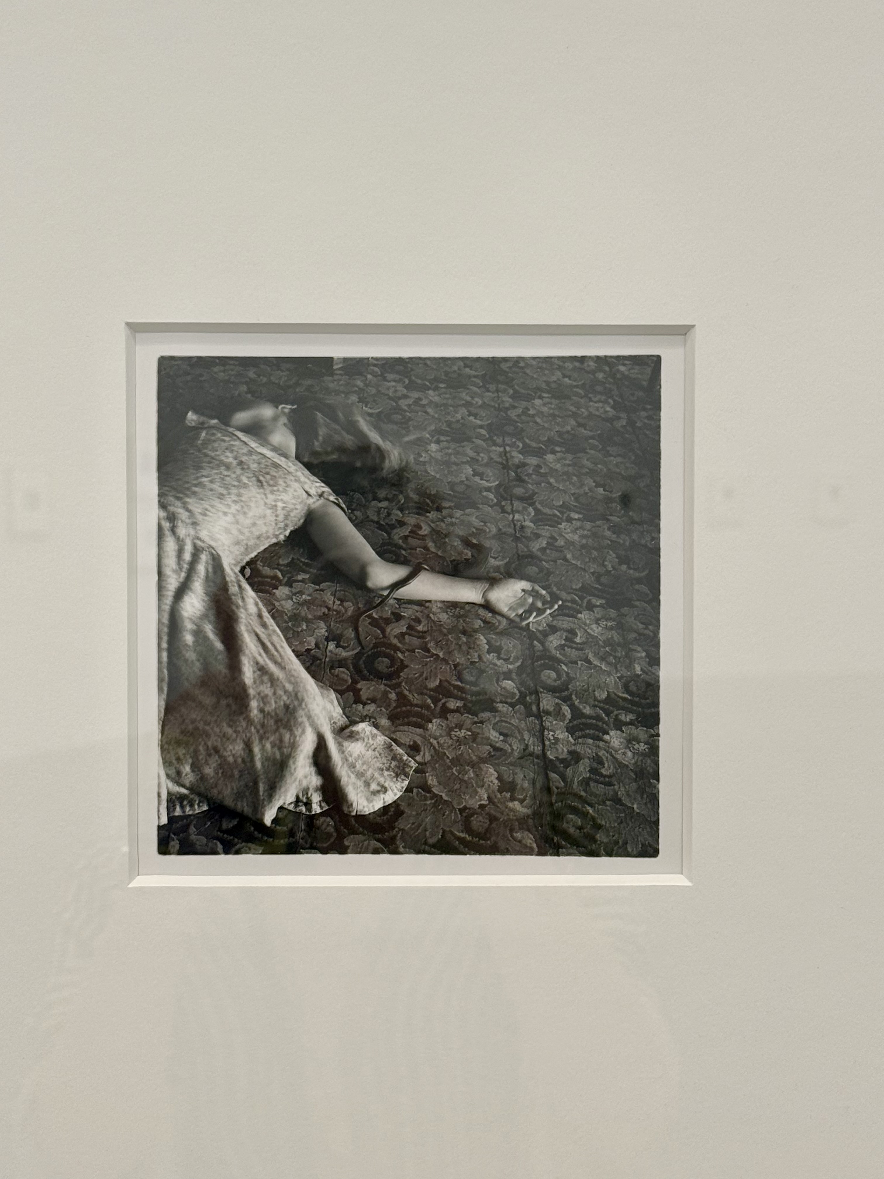 Exposição ‘Lately I Find a Sliver of Mirror Is Simply to Slice an Eyelid’