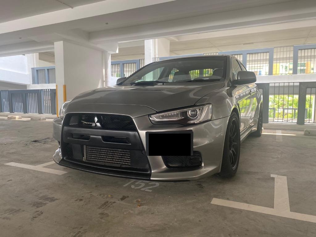Example of grey car photo taken against contrasting background
