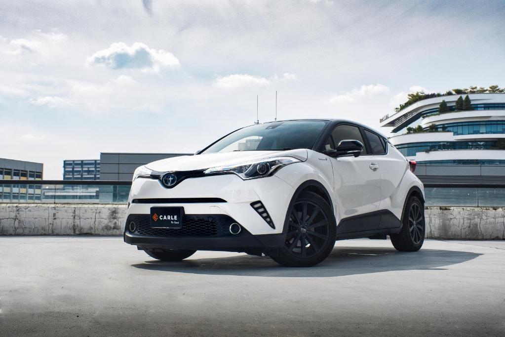Example of white car photo taken against contrasting background