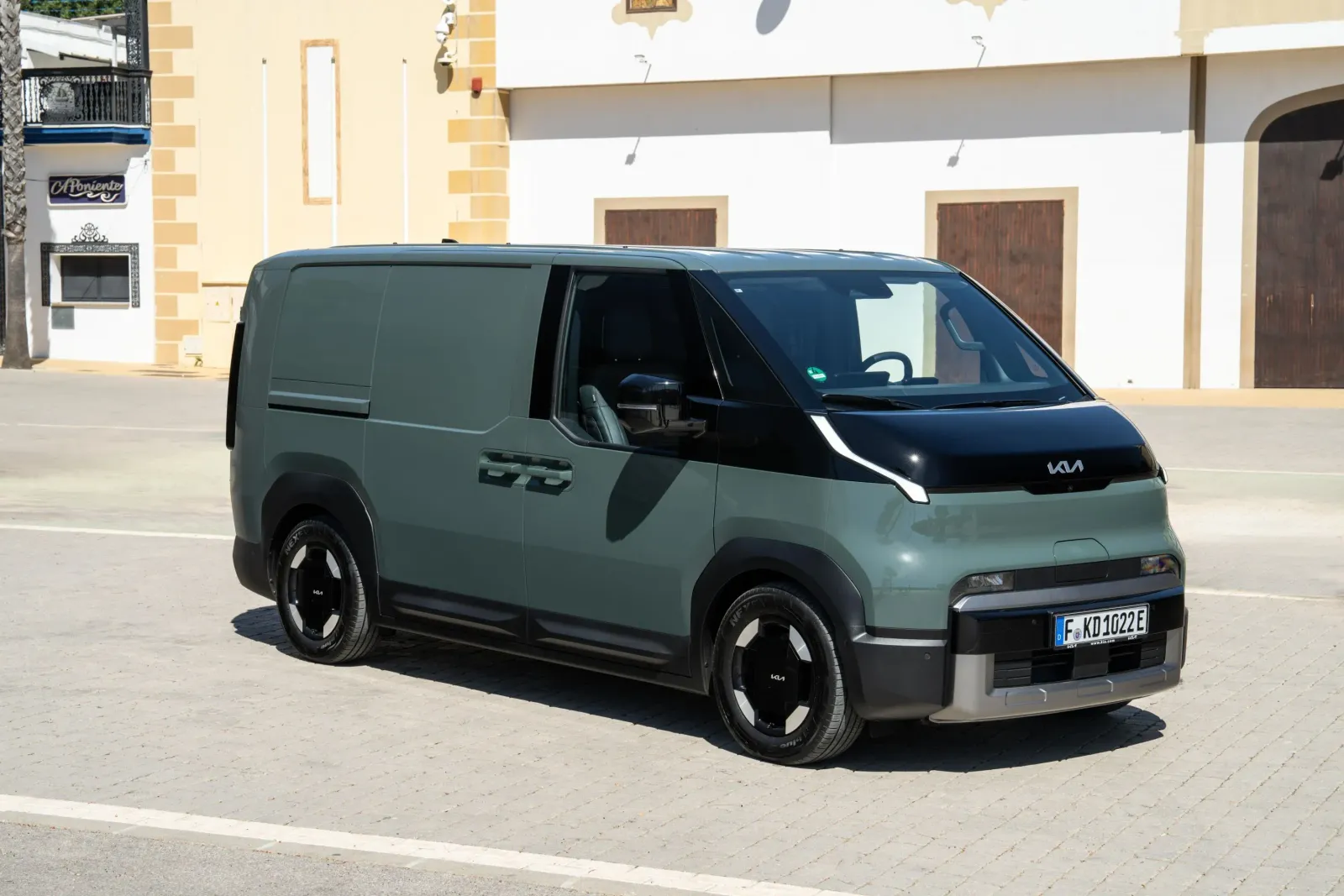 Kia PV5 - Image 1