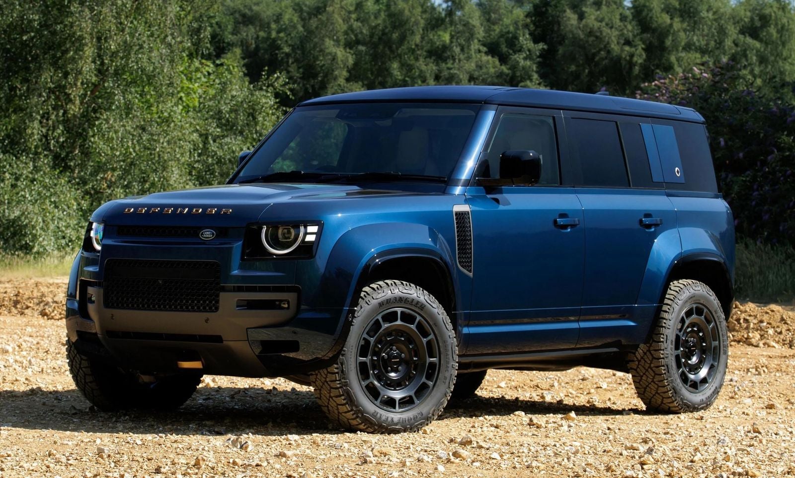 Land Rover Defender - Image 1
