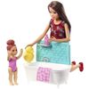 Barbie - Caja De Niñeras - Hora Del Baño - Caja De Muñecas - Incluye 1 Muñeca, 1 Bebé, 1 Bañera Y Accesorios