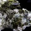 Epidote - Pierre Natural De Francia, Chamrousse, Isère, Auvergne -rhône -alpes - Cristal Verde Brillante Y Potente, Purificación Y Piedra De Crecimiento Personal | 885.2 Ct - Certificado De Autenticidad Incluido | 100 X 70 X 60 Mm