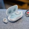 Funda Silicona + Mosquetón Samsung Galaxy Buds Compatible Carga Qi - Blanco