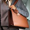 Bolso Tote De Piel Sintética Con Bufanda Y Pompón