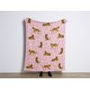 Manta Moderna Habitación Infantil Algodón Rosa Motivo Tigres 130 X 170 Cm Nerai - Multicolor