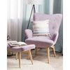 Sillón Orejero Tapizado En Tela De Terciopelo Violeta Claro Abotonado Con Reposapiés Estilo Retro Vejle - Violeta