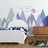 Vinilo Niño Escandinavo De Montaña Solanka - Adhesivo De Pared - Revestimiento Sticker Mural Decorativo - 80x120cm