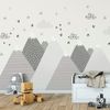 Vinilo Niño Escandinavo De Montaña Rocka - Adhesivo De Pared - Revestimiento Sticker Mural Decorativo - 40x60cm