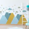 Vinilo Niño Escandinavo De Montaña Leoka - Adhesivo De Pared - Revestimiento Sticker Mural Decorativo - 90x135cm