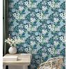 Papel Pintado Vinílico Ecológico Jardín De Flores Fondo Azul Estilo Botánico - Masie Garden 682061 De Gaulan - Rollo De 10 M X 0,52 M