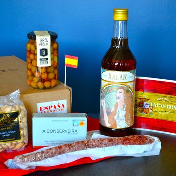 Cesta Aperitivo Gourmet Con Vermouth. Productos Selectos Ibéricos, Mejillones, Aceitunas, Salchichón