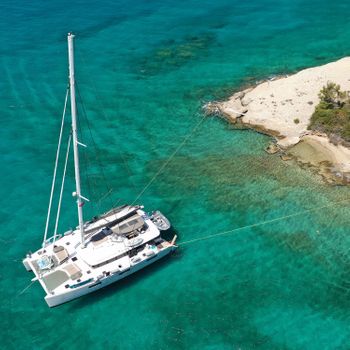 Caja Regalo Aventura - Catamarán En Valencia: Travesía, Fondeo En Cala Y Paella Para 2 Personas