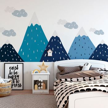 Vinilo Niño Escandinavo De Montaña Trekka - Adhesivo De Pared - Revestimiento Sticker Mural Decorativo - 110x165cm