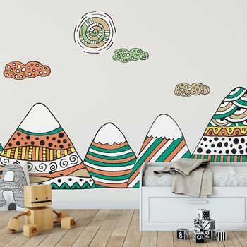 Vinilo Niño Escandinavo De Montaña Achika - Adhesivo De Pared - Revestimiento Sticker Mural Decorativo - 70x105cm