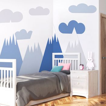 Vinilo Niño Escandinavo De Montaña Linka - Adhesivo De Pared - Revestimiento Sticker Mural Decorativo - 50x75cm