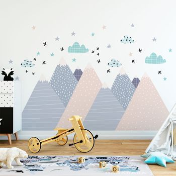 Vinilo Niño Escandinavo De Montaña Sandika - Adhesivo De Pared - Revestimiento Sticker Mural Decorativo - 60x90cm