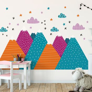 Vinilo Niño Escandinavo De Montaña Nitika - Adhesivo De Pared - Revestimiento Sticker Mural Decorativo - 60x90cm