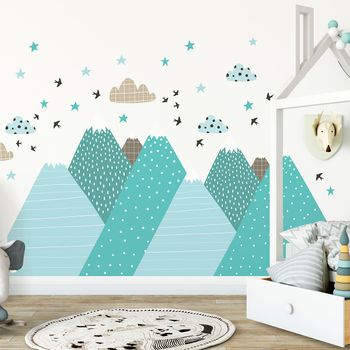 Vinilo Niño Escandinavo De Montaña Jessika - Adhesivo De Pared - Revestimiento Sticker Mural Decorativo - 80x120cm