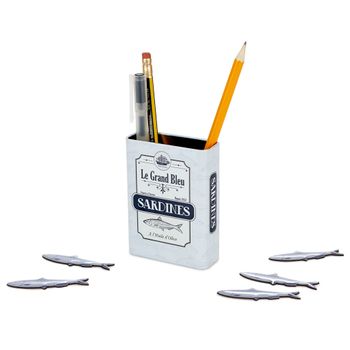 Balvi Portalápices Magnético Sardines Color Blanco Bote Con Diseño De Lata De Sardinas Con Imán Para Lápices Y Otros Utensilios Para La Nevera Y Escritorio Lata 9,5x7x3