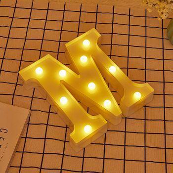 Letra Led "m" Iluminada Con Luz Blanca Cálida, Altura 22cm, Funcionamiento A Pilas 2*aa