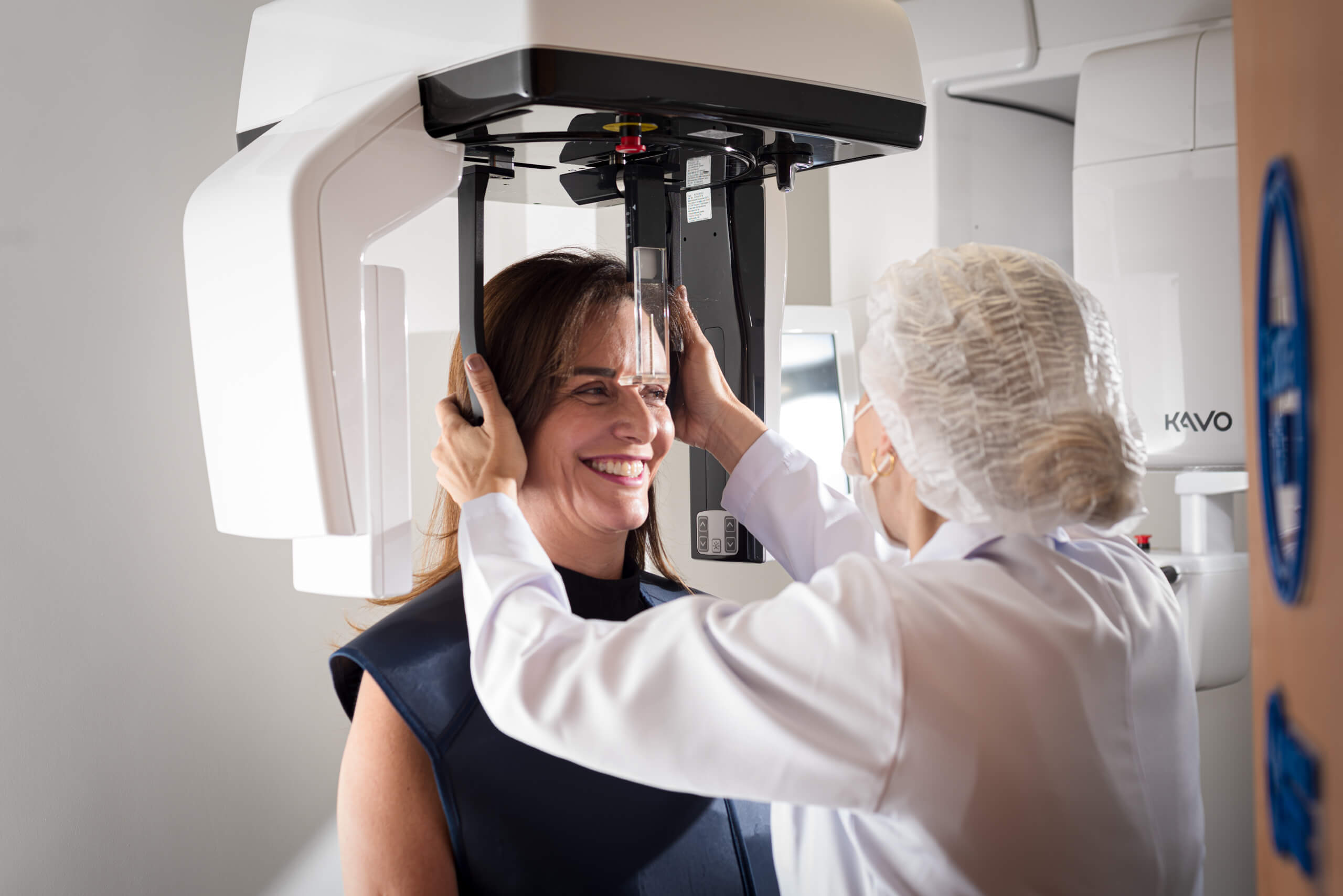 Um tomógrafo panorâmico é um equipamento de imagem médica que produz imagens tridimensionais da cabeça e do pescoço. É amplamente utilizado em odontologia para auxiliar no diagnóstico e tratamento de diversas condições.