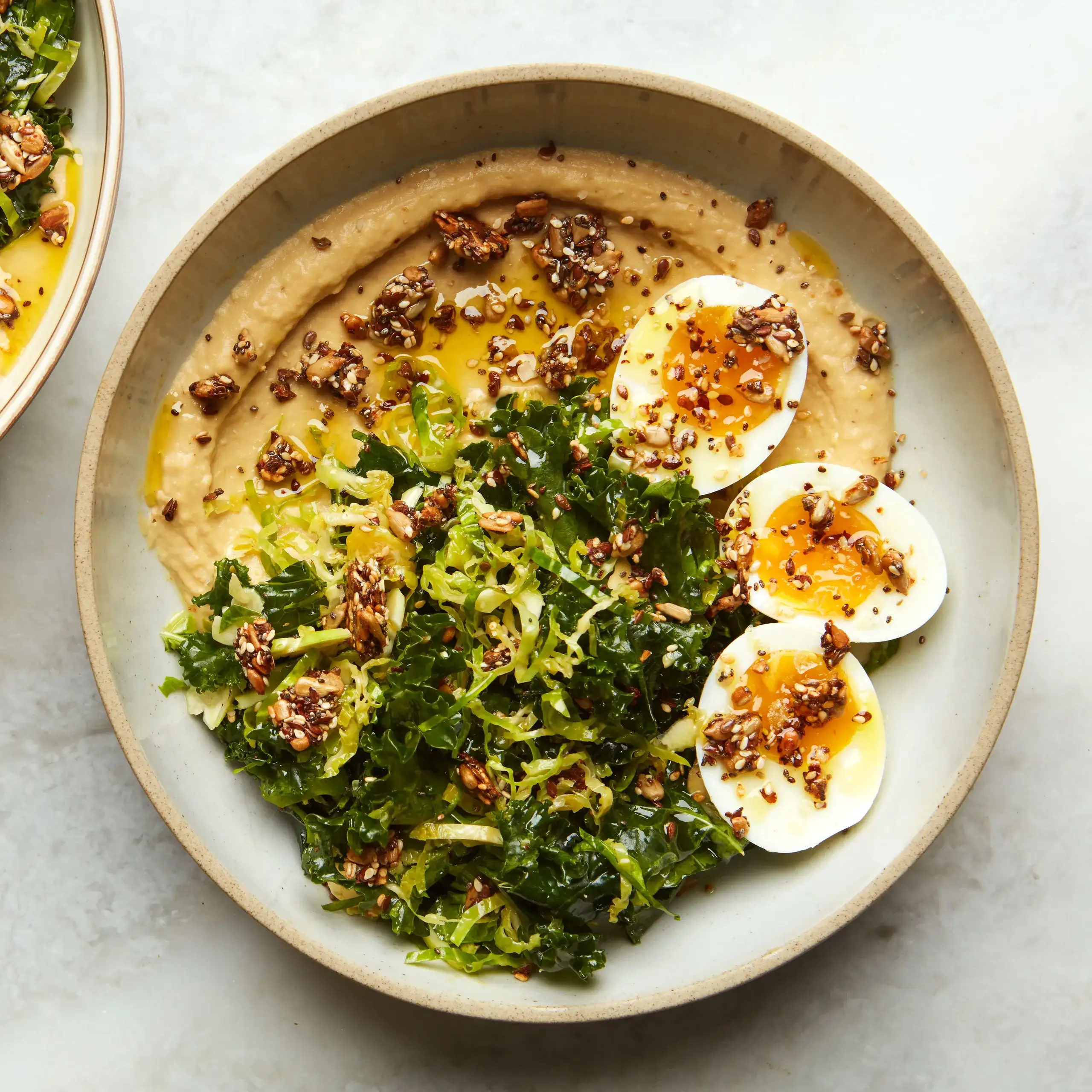 Kikärtsröra, kål- och kålrabbi-sallad, kokta ägg och frön.