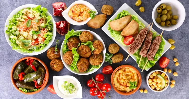 Många medelhavsrätter: falafel, kebab, hummus, dolmar och sallader.