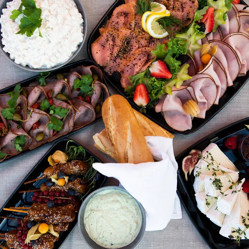 Kallskuret buffé med lax, skinka, rostbiff, baguette och tillbehör.
