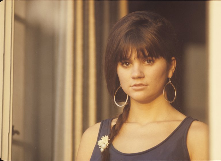 Portrait of a young Linda Ronstadt.