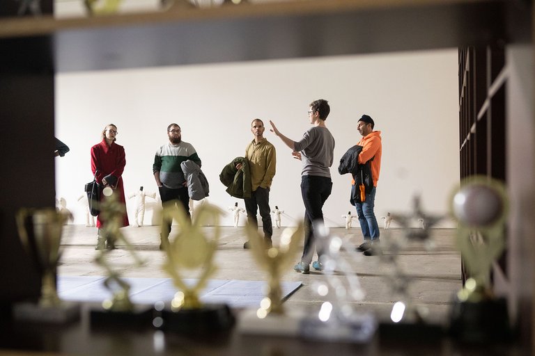 Peter Simensky's senior sculpture class gets a curator tour of Wattis in 2019.